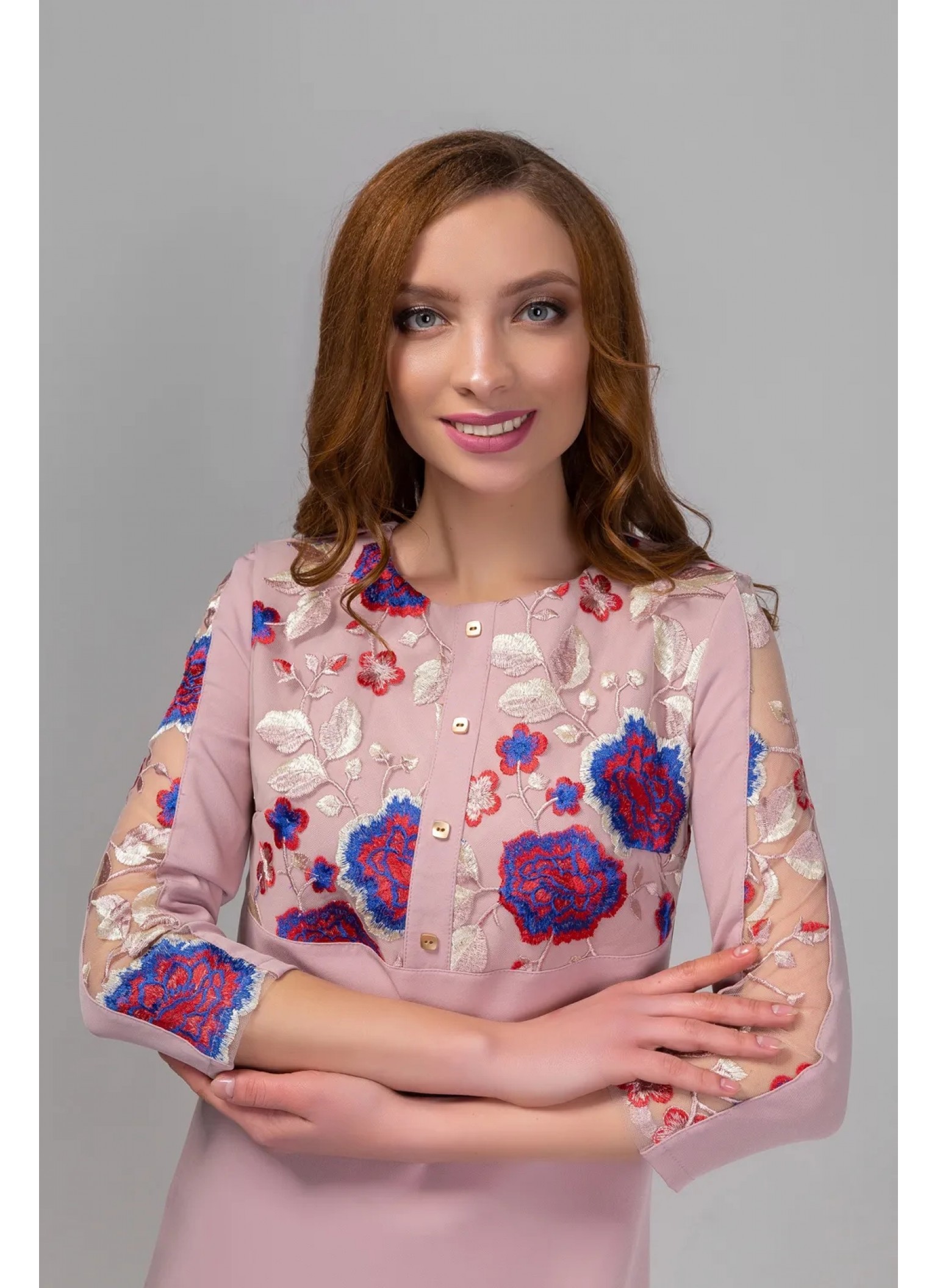 Витончена сукня з вишивкою
