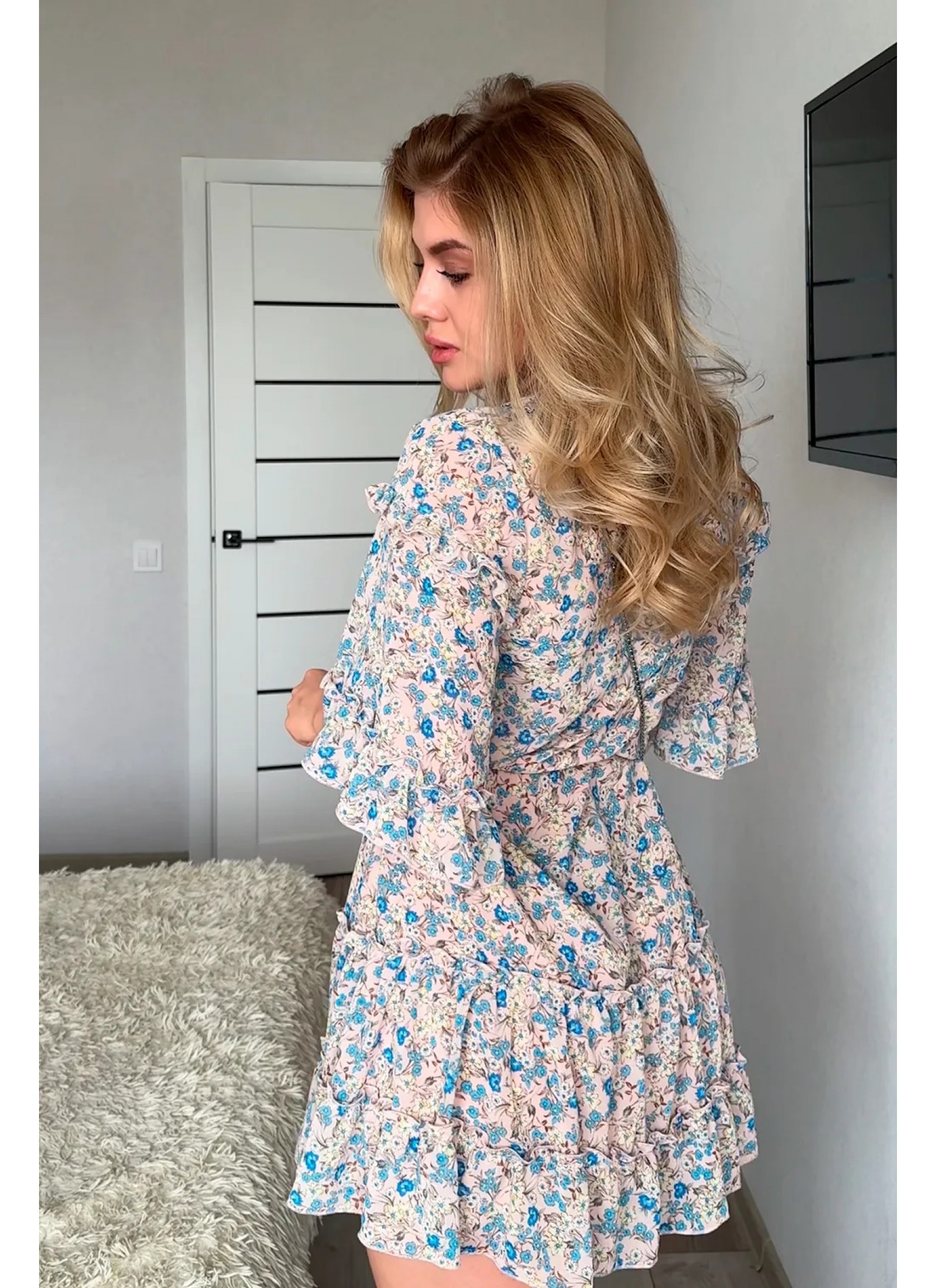Персикова шифонова сукня